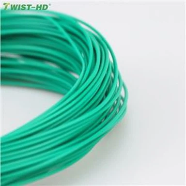 Các chi nhánh vườn phủ nhựa PVC xanh được cố định và buộc bằng dây